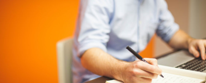 Zertifikat wird am Schreibtisch ausgestellt