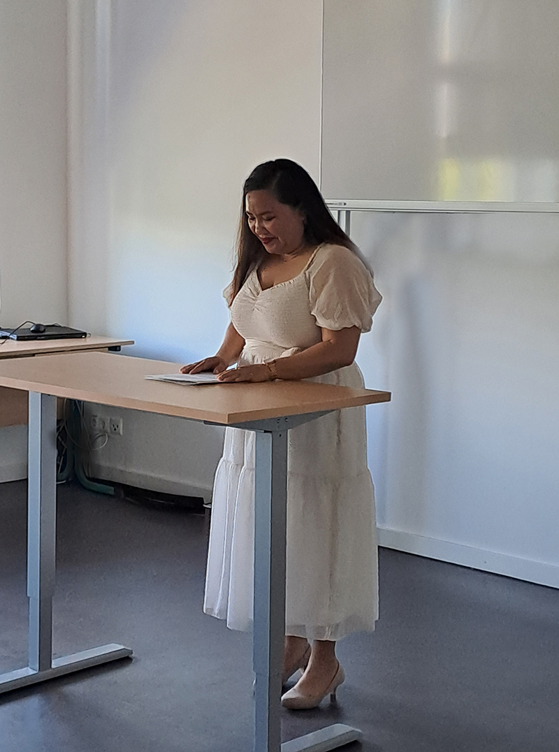 Absolventin INGA Pflege am Pult