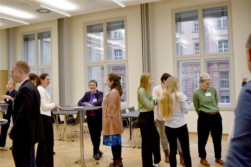 Blick in den Raum mit netzwerkenden Menschen